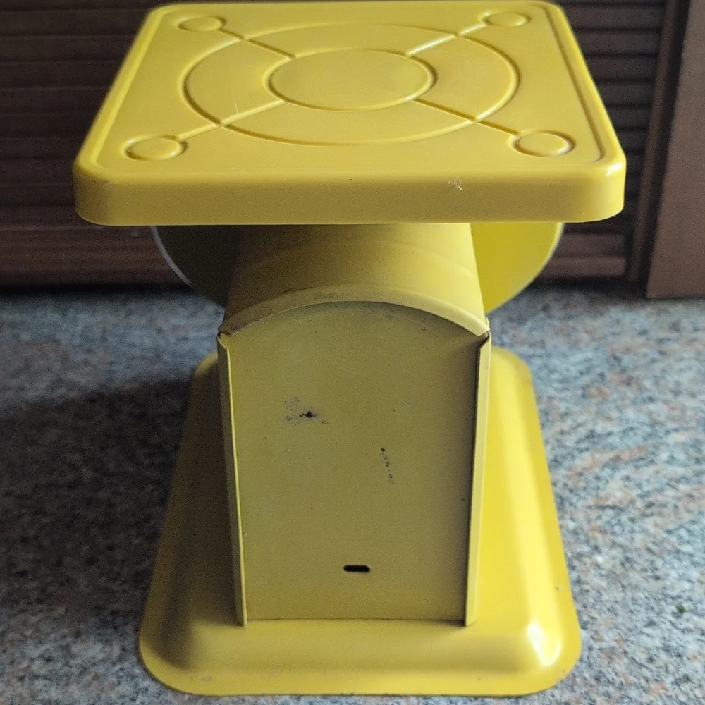 Vintage American Family Scale Yellow